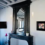 Le Perroquet Fringant, Rue Pietonne Et Quartier Historique