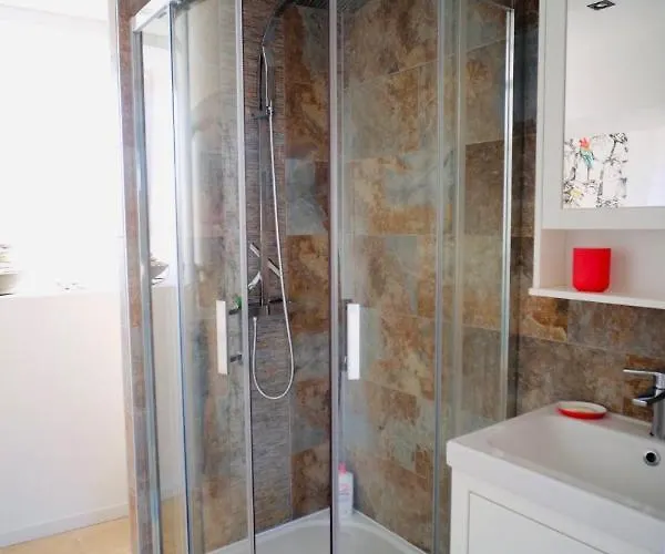 Le Perroquet Fringant, Rue Pietonne Et Quartier Historique