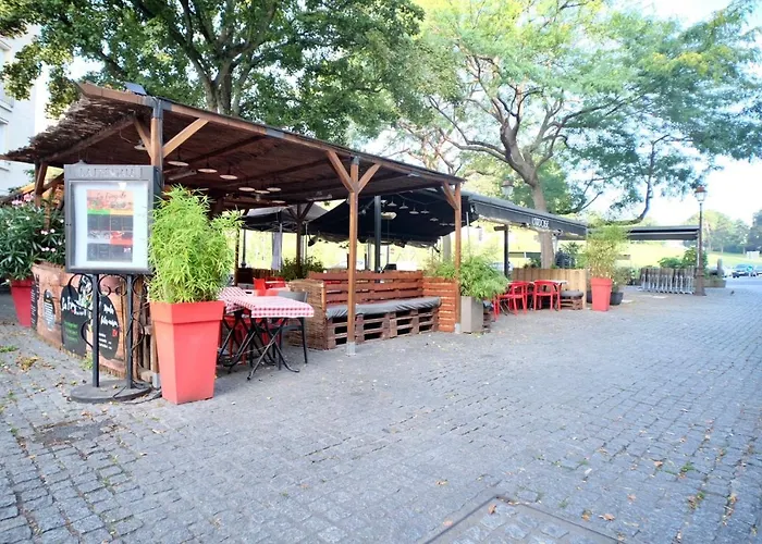 Le Perroquet Fringant, Rue Pietonne Et Quartier Historique * Caen