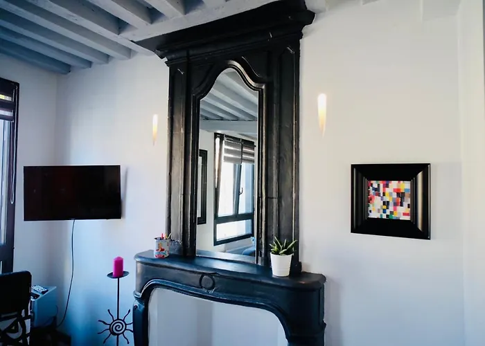 Le Perroquet Fringant, Rue Pietonne Et Quartier Historique